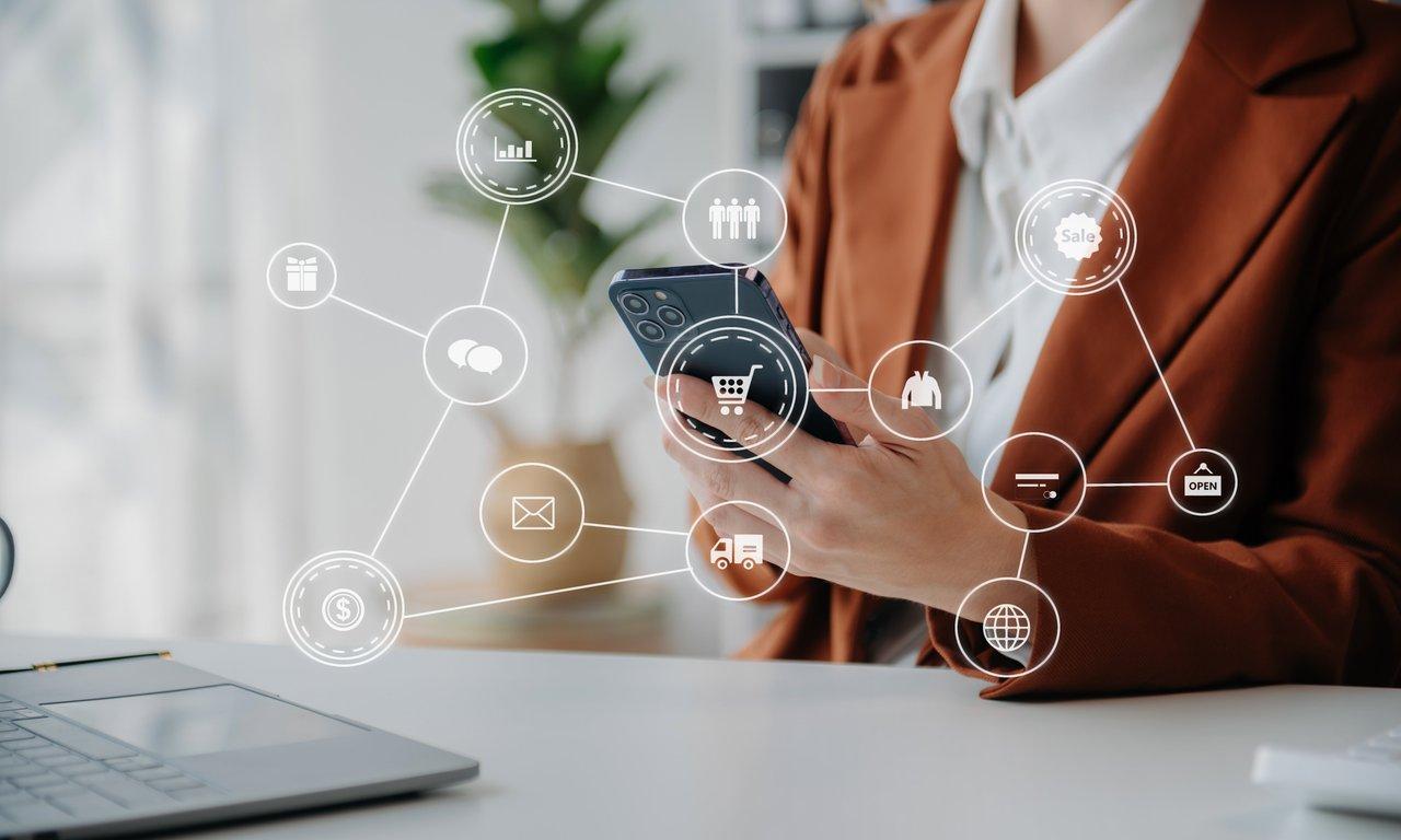 Schéma d'omnicanal marketing automation en temps réel, intégrant emails, SMS, WhatsApp et supervision humaine.