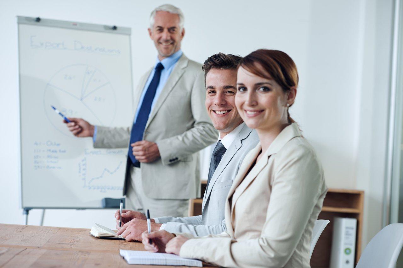 Session de formation d’équipes en entreprise sur l’intégration CRM-ERP pour optimiser la gestion.